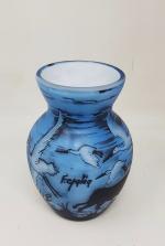 Un vase en verre multicouche - à décor feuillagé -...