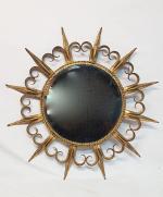 Un miroir "soleil" en métal doré - rayons en forme...