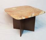 Une table basse carrée - plateau en marbre et piètement...