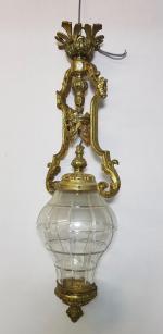 Une lanterne de couloir en bronze et verre taillé à...