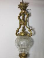 Une lanterne de couloir en bronze et verre taillé à...