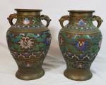 Une paire  de vases en bronze cloisonné et émaillé...