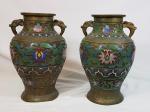 Une paire  de vases en bronze cloisonné et émaillé...