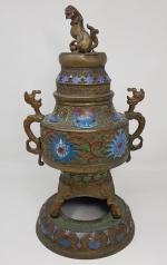 Un pot couvert en bronze cloisonné et émaillé - Chine...