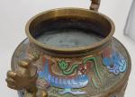 Un pot couvert en bronze cloisonné et émaillé - Chine...