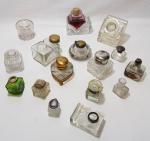 Seize encriers en verre des XIXème et XXème siècles dont...