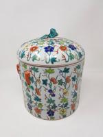 Un pot en porcelaine à décor floral polychrome dans le...