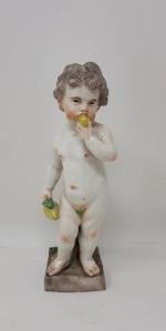 "Putto mangeant un fruit" - Statuette en porcelaine polychrome -...