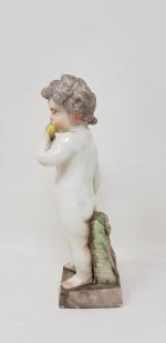 "Putto mangeant un fruit" - Statuette en porcelaine polychrome -...