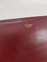 CARTIER "Must" : Pochette porte-documents et porte-feuille en cuir bordeaux...
