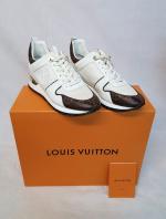 Louis VUITTON : Paire de baskets en cuir, toile blanche...