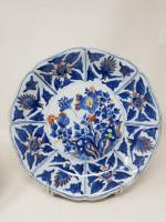 Une paire de plats en porcelaine à décor floral bleu...