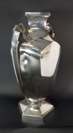 Un vase Art Déco en argent - poinçon Minerve pour...