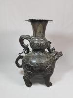 Un vase en bronze à décor d'animaux fantastiques - Indochine,...