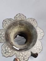 Un vase en bronze à décor d'animaux fantastiques - Indochine,...