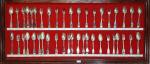 Une collection de vingt-quatre cuillères et dix-neuf fourchettes modèle uniplat...