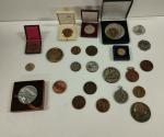 Lot de 24 médailles en bronze, cuivre, métal  et...