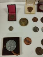 Lot de 24 médailles en bronze, cuivre, métal  et...