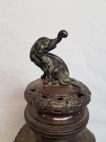 Un brûle-parfum en bronze à décor d'animaux fantastiques - Extrême-Orient...