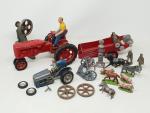 Lot agricole comprenant :
un grand tracteur jouef Farmall avec remorque,
un...