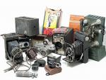 Un lot d'anciens appareils photo/cinéma, en l'état, dont :
un projecteur...