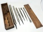 Un boite en bois contenant un nécessaire d'outils-racleurs pour mécaniciens...