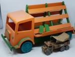 2 camions en bois, en l'état :
un miroitier L :...