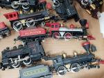12 petites locomotives type vapeur américaines HO, en l'état, accidents...