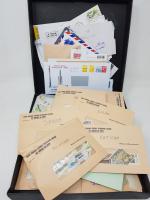 1 boite de timbres divers contenus dans des enveloppes, classés...