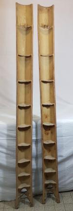 Deux éléments décoratifs en bambou sculpté de divinités - Japon,...