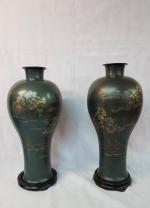 Une paire de vases de forme Mei Ping en laque...