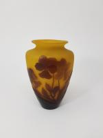 GALLE - Un vase en verre multicouches à décor floral...