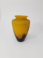 GALLE - Un vase en verre multicouches à décor floral...