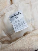 CHANEL - Un tailleur en laine écru et noir composé...