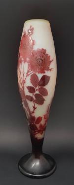 GALLÉ - Un vase de forme balustre en verre gravé...