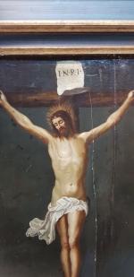 École française du XVIIème - "Christ en croix entouré de...