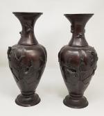 Une paire de vases en bronze à décor d'oiseaux branchés...