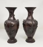 Une paire de vases en bronze à décor d'oiseaux branchés...