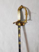 Une épée, garde et pommeau en bronze doré à décor...