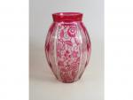 CRISTAL de NANCY - vase en cristal taillé rouge et...