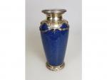 Un vase en faïence bleue - montures en argent -...