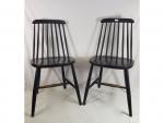 D'après "Tapiovaara" - une paire de chaises en bois noirci...