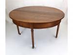 Une table ovale en noyer - Epoque circa 1800 -...