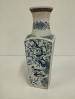 Vase à base carrée en porcelaine polychrome à décor de...