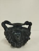 Vase méplat en terre cuite patinée noire, les anses torsadées...