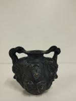 Vase méplat en terre cuite patinée noire, les anses torsadées...
