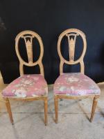 Deux chaises en bois de hêtre sculpté d'un pot couvert...