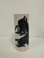 Vase cylindrique en céramique à décor d'animal stylisé noir sur...