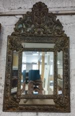Miroir à fronton en laiton repoussé - style Louis XIII...