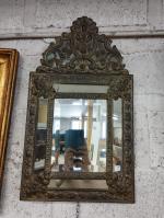 Miroir à fronton en laiton repoussé - style Louis XIII...